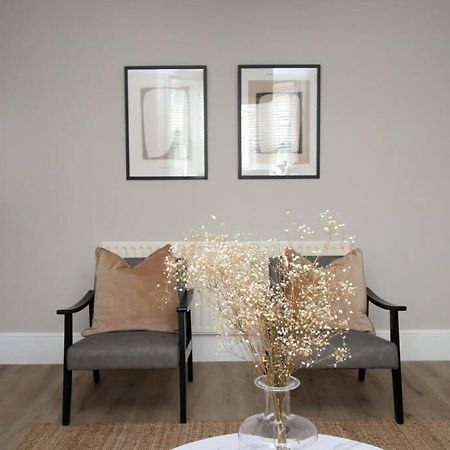 Station Road By Mia Living Stunning Modern 4 Bedroom House Free Onstreet Parking Bath Bagian luar foto