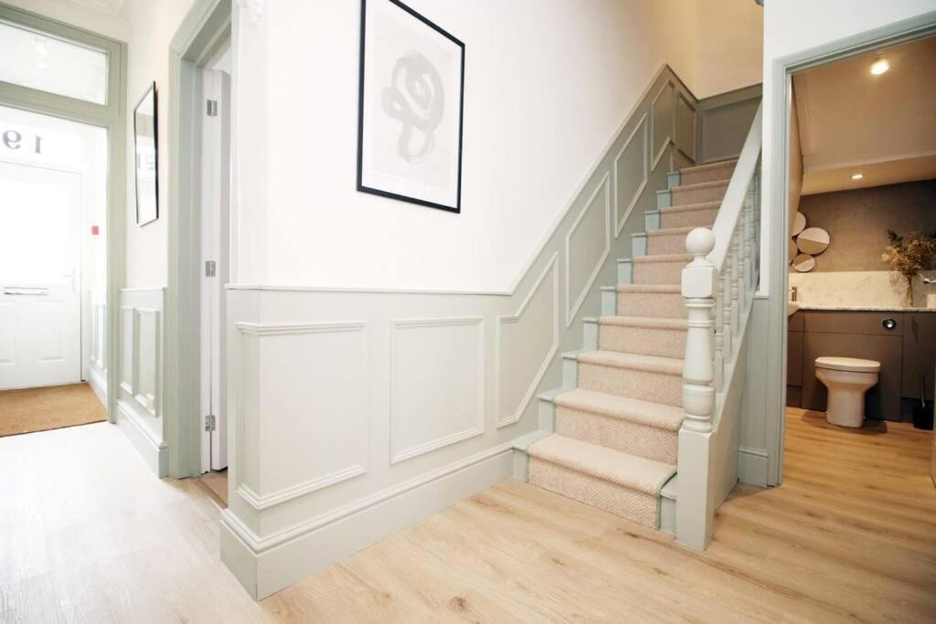 Station Road By Mia Living Stunning Modern 4 Bedroom House Free Onstreet Parking Bath Bagian luar foto