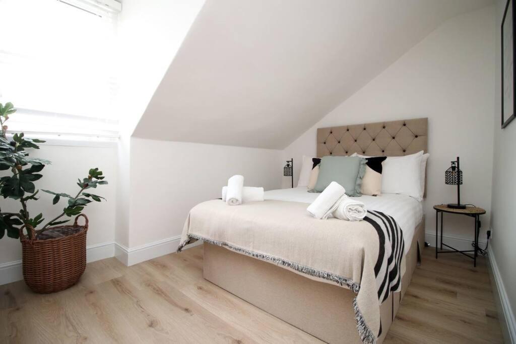 Station Road By Mia Living Stunning Modern 4 Bedroom House Free Onstreet Parking Bath Bagian luar foto