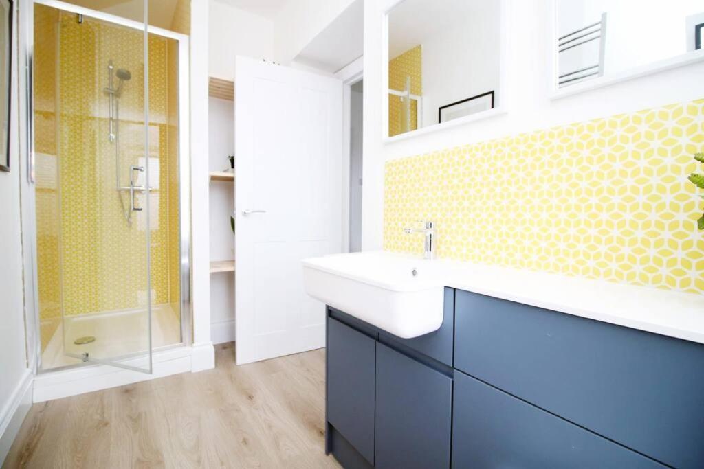 Station Road By Mia Living Stunning Modern 4 Bedroom House Free Onstreet Parking Bath Bagian luar foto