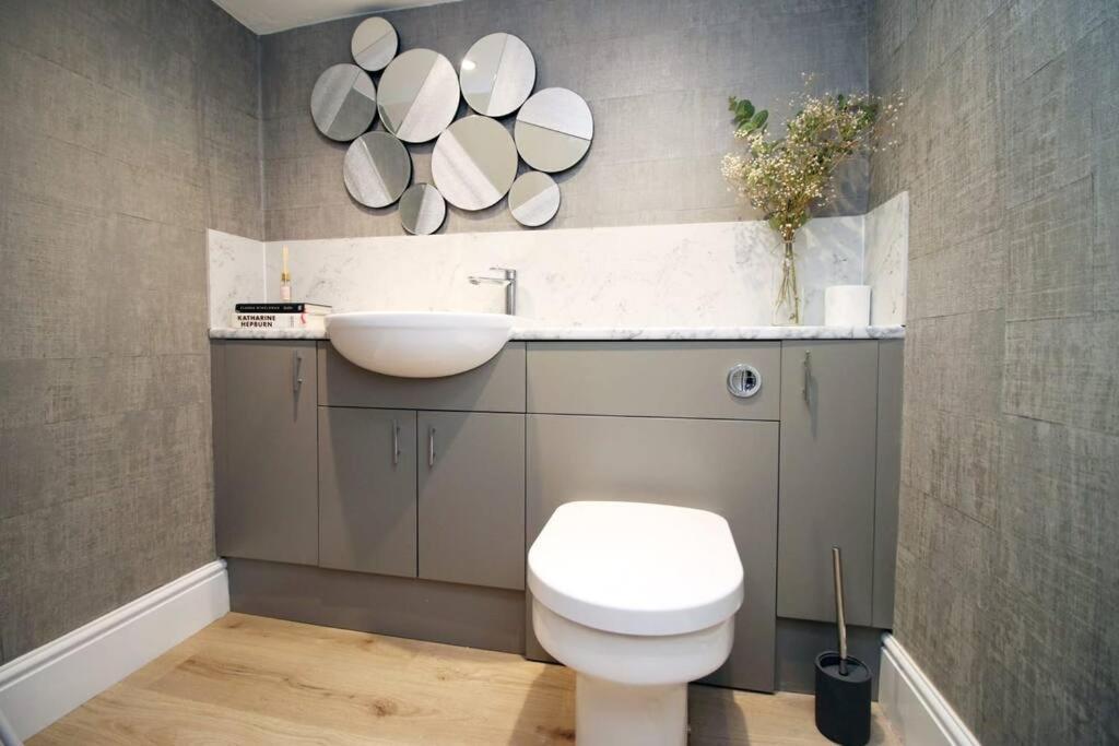 Station Road By Mia Living Stunning Modern 4 Bedroom House Free Onstreet Parking Bath Bagian luar foto
